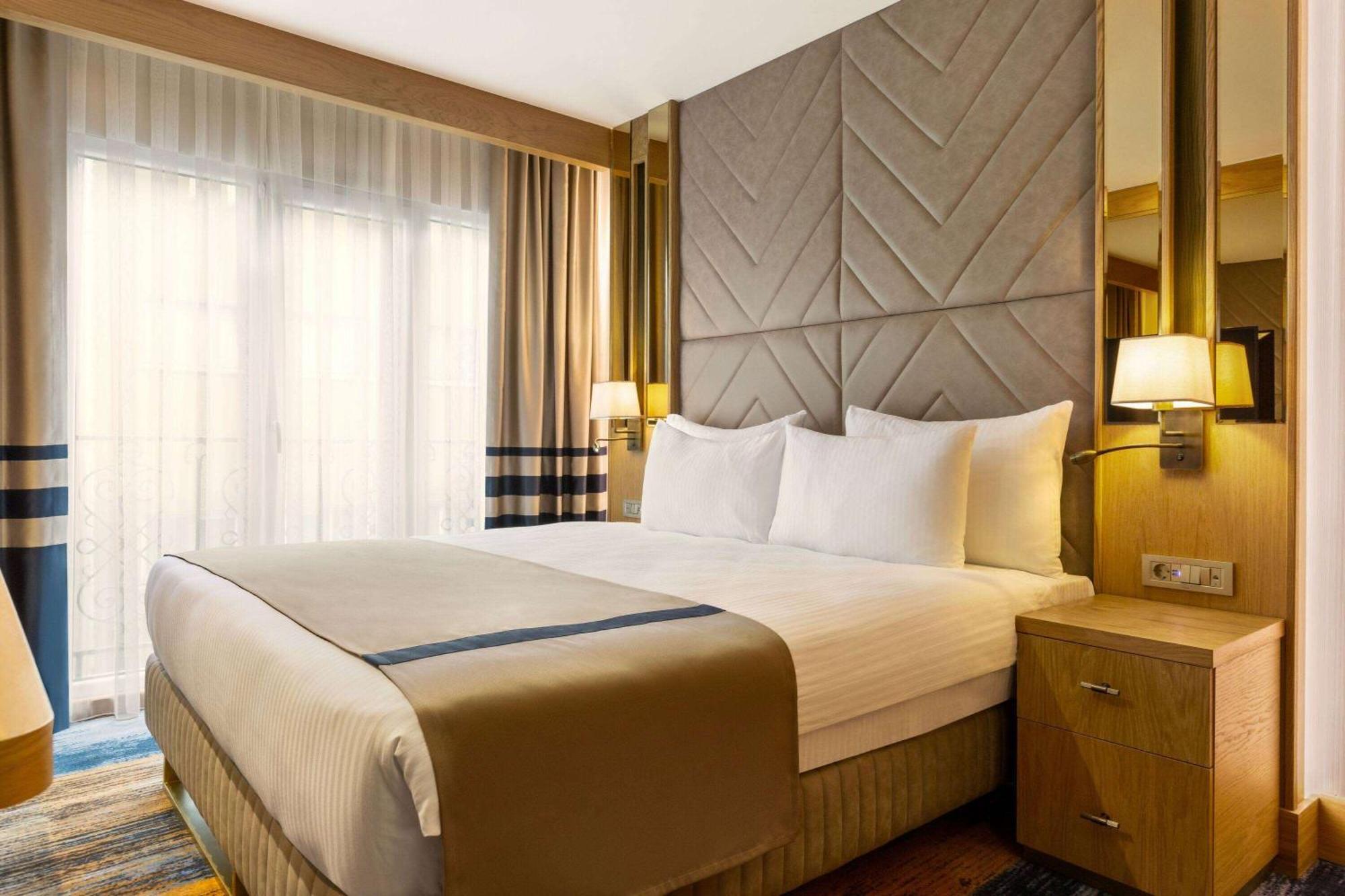 Days Inn By Wyndham Istanbul Bomonti Bagian luar foto