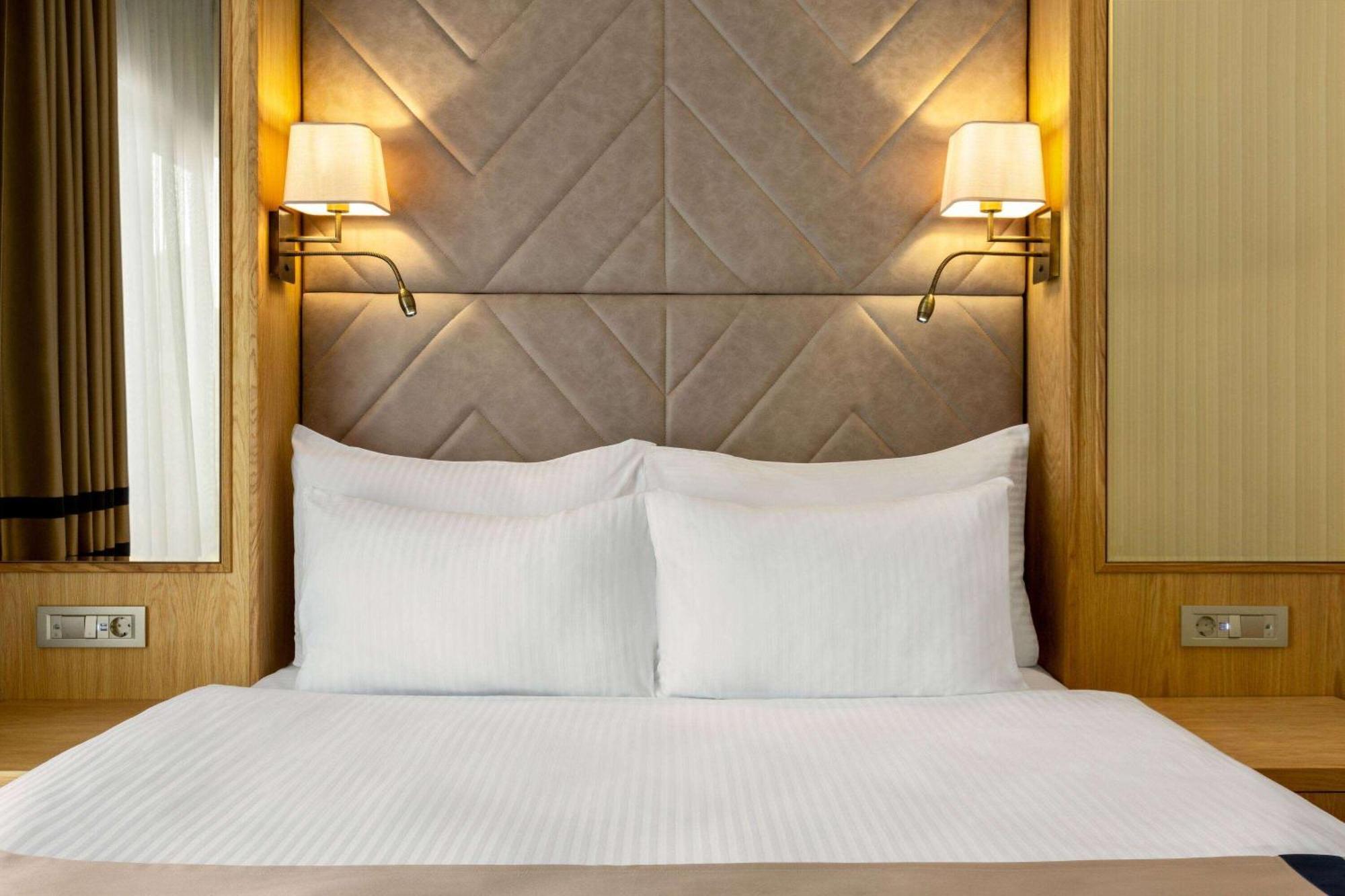 Days Inn By Wyndham Istanbul Bomonti Bagian luar foto