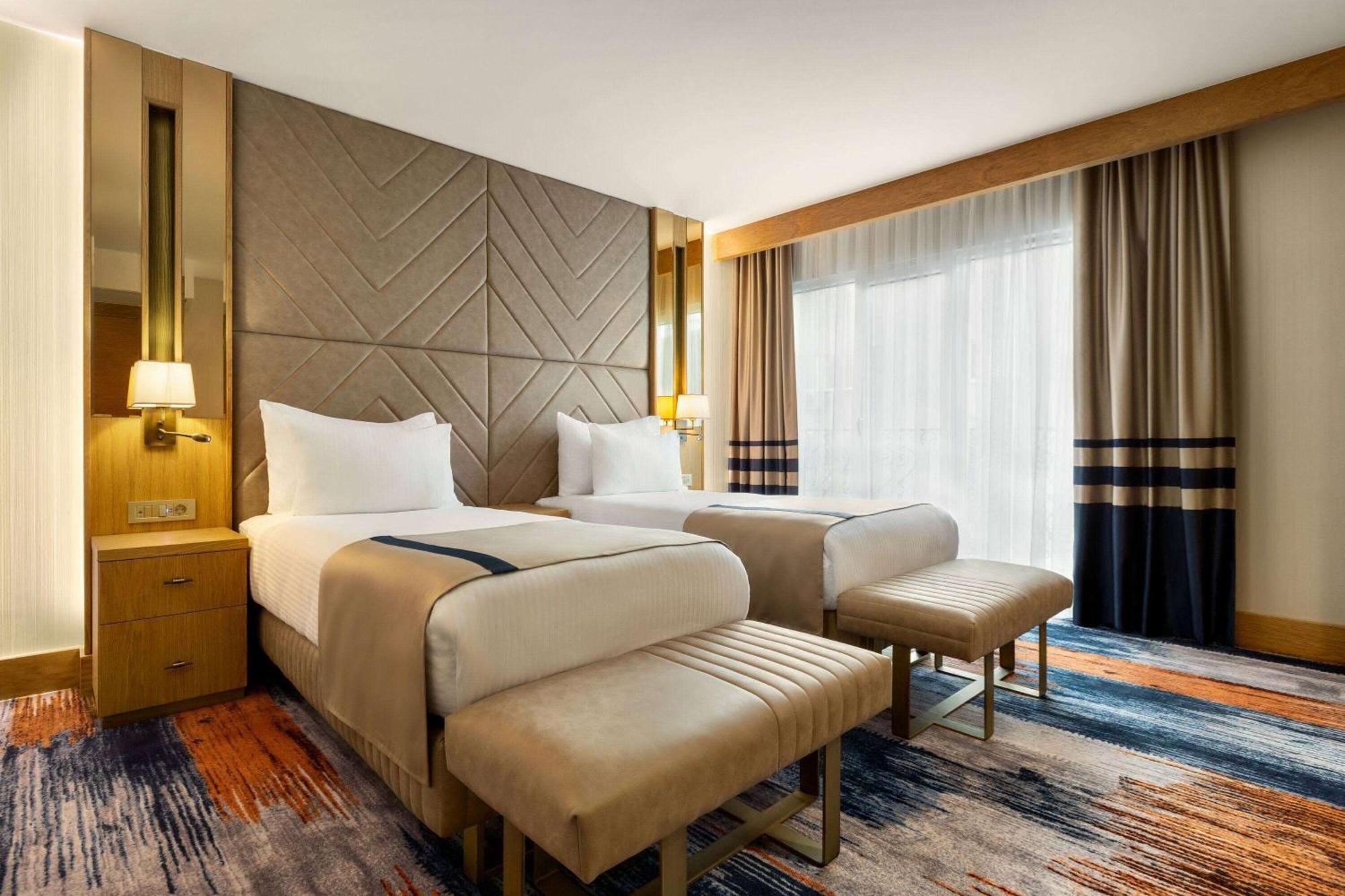 Days Inn By Wyndham Istanbul Bomonti Bagian luar foto