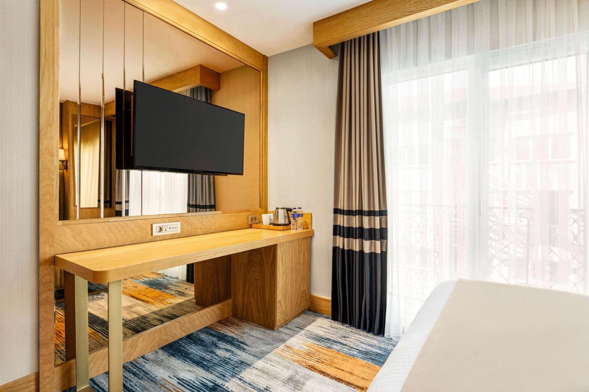 Days Inn By Wyndham Istanbul Bomonti Bagian luar foto
