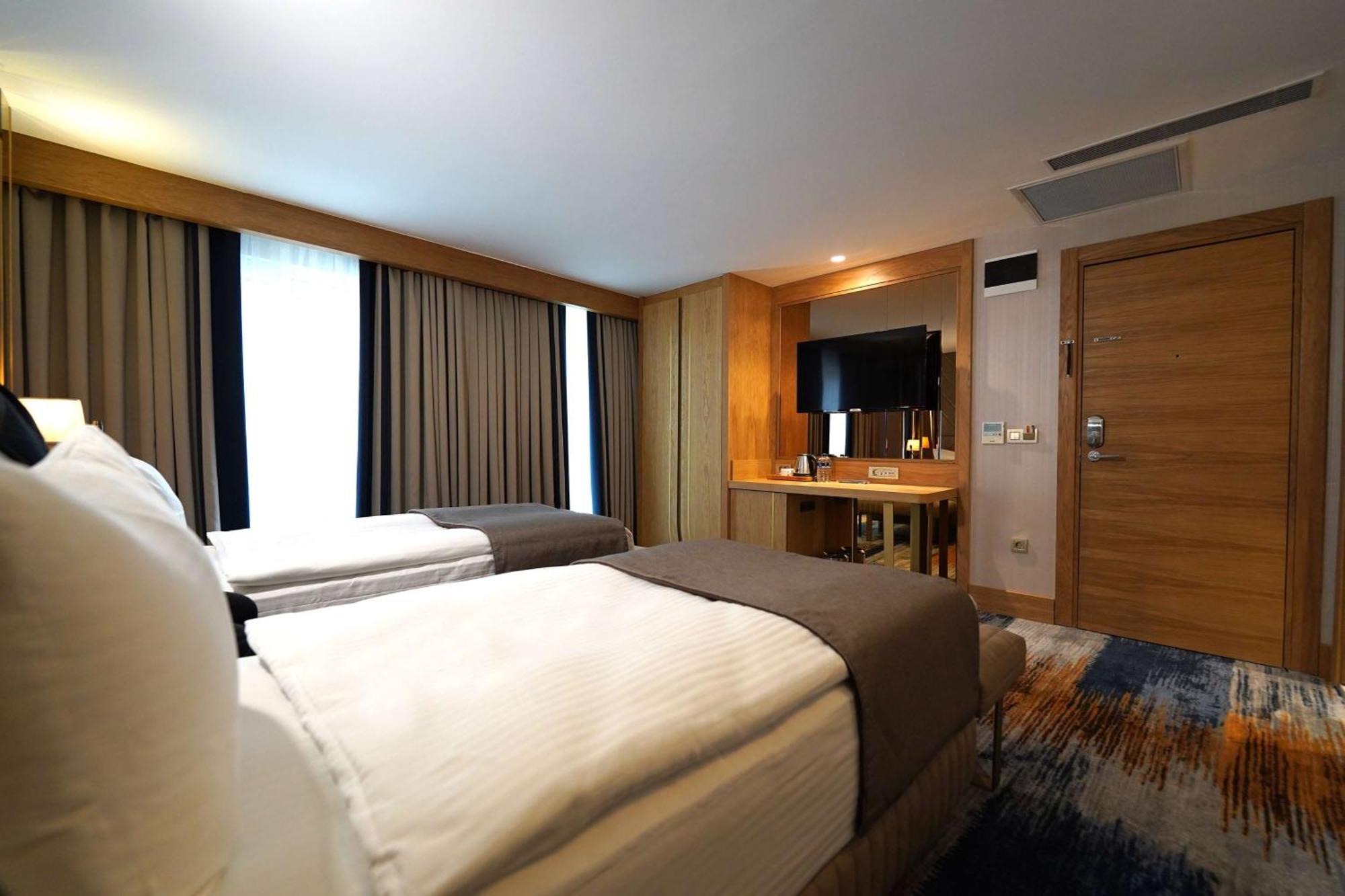 Days Inn By Wyndham Istanbul Bomonti Bagian luar foto