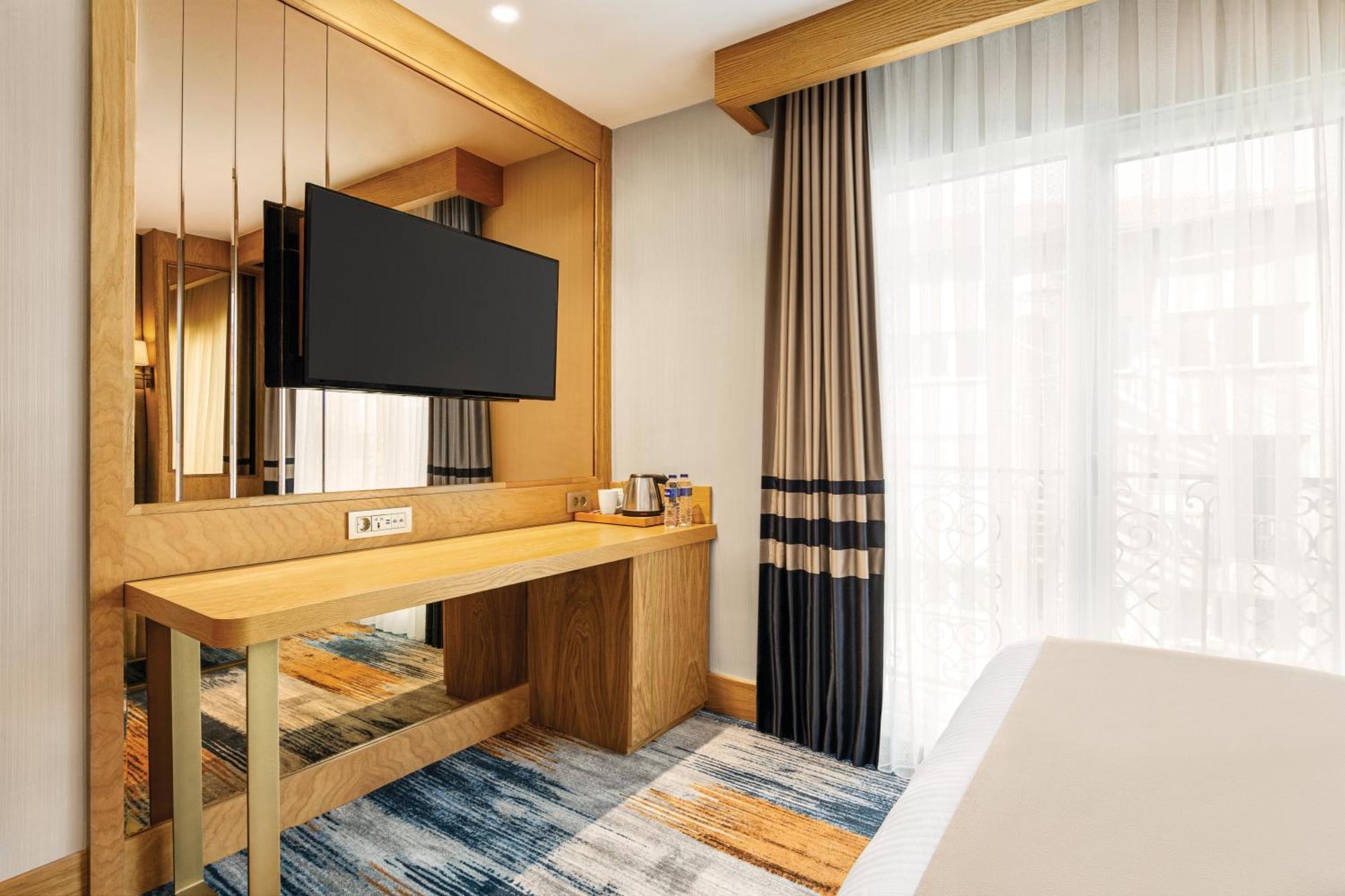 Days Inn By Wyndham Istanbul Bomonti Bagian luar foto