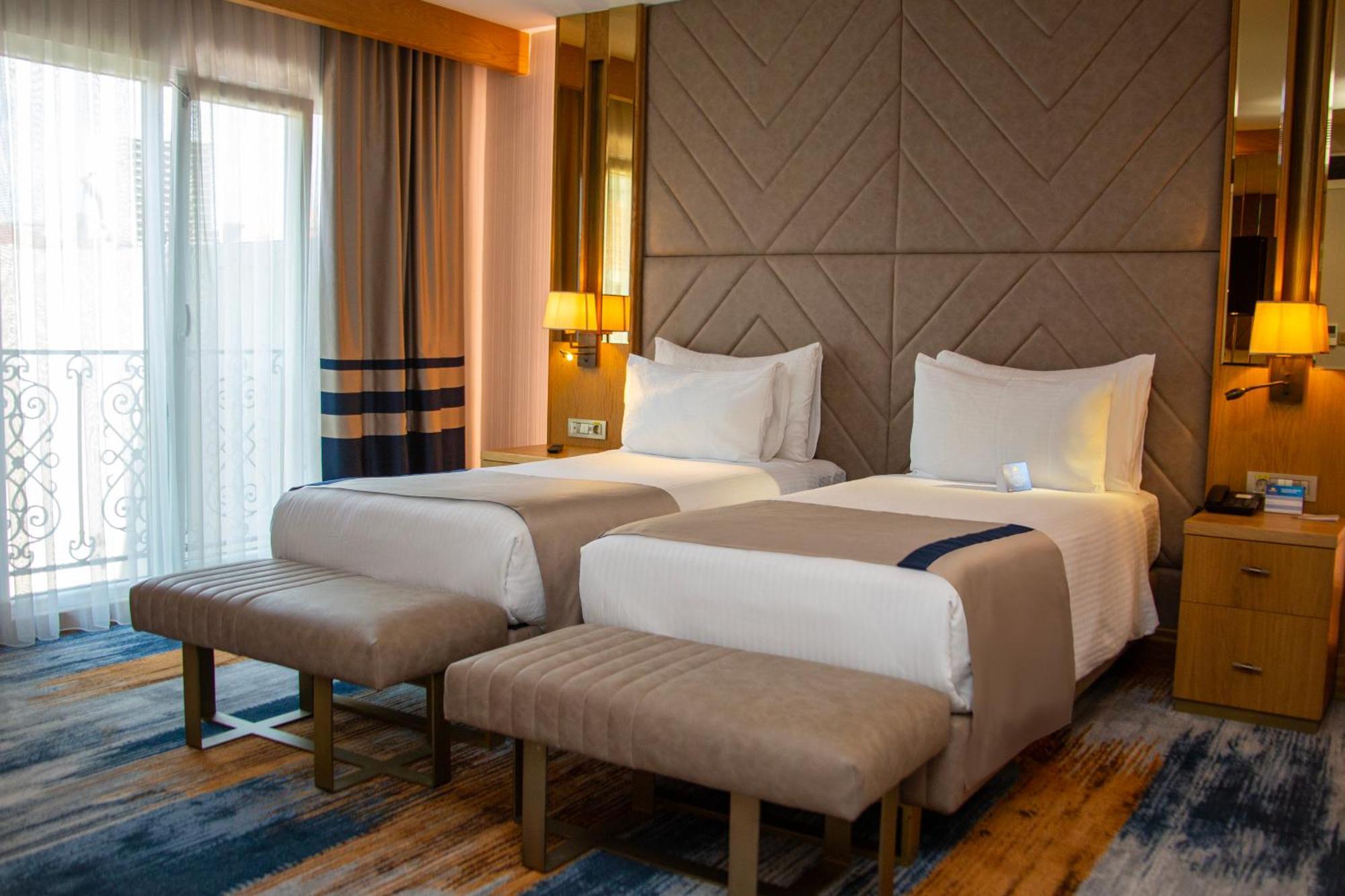Days Inn By Wyndham Istanbul Bomonti Bagian luar foto