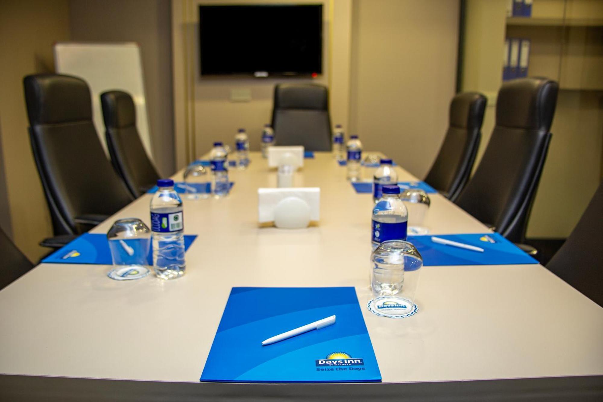 Days Inn By Wyndham Istanbul Bomonti Bagian luar foto